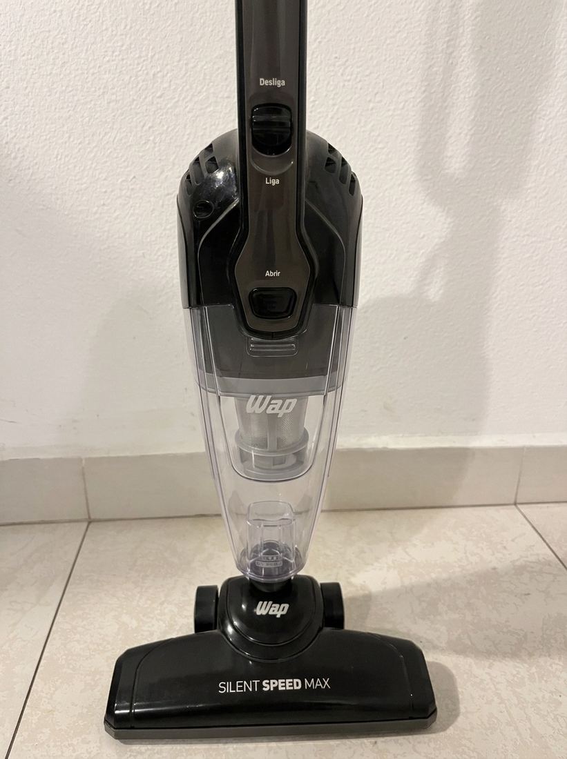 Detalhe do corpo do aspirador, mostrando os botões liga, desliga e abrir, o copo transparente e o bocal com a marca Silent Speed MAX.