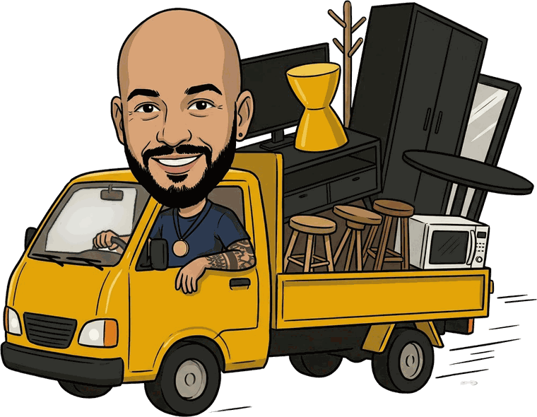Caricatura do Marc — careca, barba preta aparada, brinco, camiseta de corrida, medalha no pescoço e o antebraço tatuado para fora da janela — dirigindo um caminhãozinho amarelo carregado com os móveis do anúncio: guarda-roupa preto, rack, banquetas de madeira, cabideiro, espelho, mesa redonda, micro-ondas e o banco amarelo em formato de ampulheta.