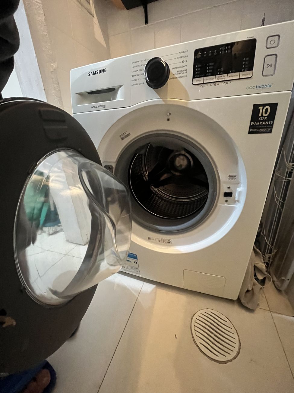Máquina com a porta aberta, mostrando o tambor de inox por dentro.