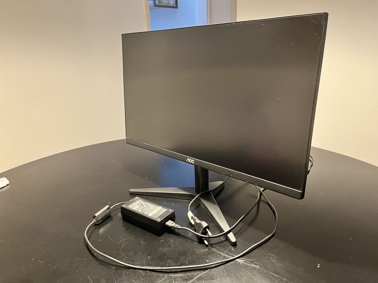 O mesmo monitor em ângulo, mostrando a base em V e a espessura da tela.