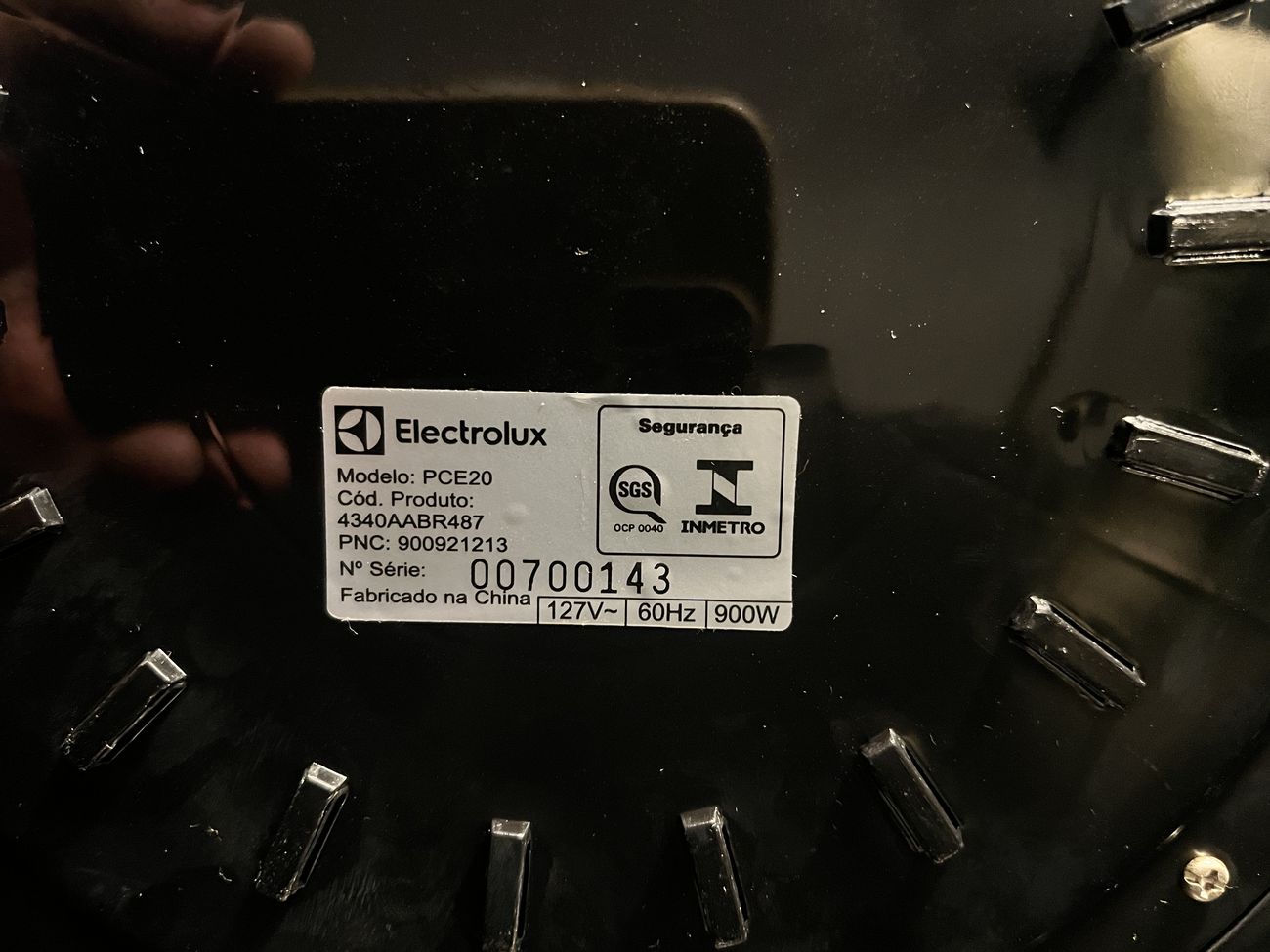Etiqueta na base da panela, com modelo PCE20, 127 V, 60 Hz e 900 W.