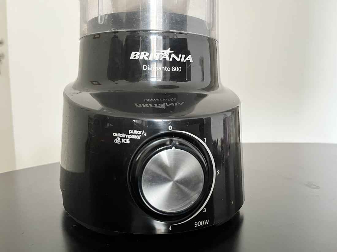 Detalhe da base, com a marca Britânia, o nome Diamante 800, o botão giratório de velocidades e a indicação de 900 W.
