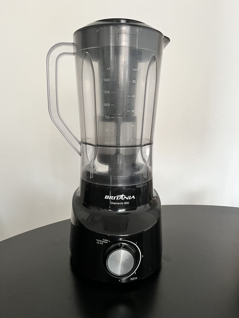 O liquidificador de frente, com o copo montado e o filtro original encaixado dentro dele.